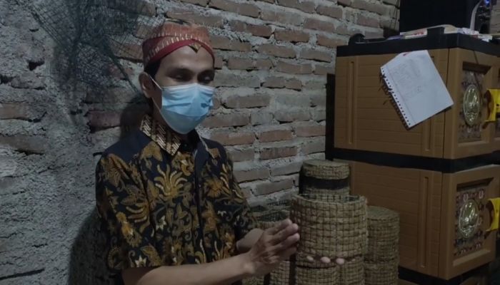 Kreatif, Pemuda di Desa Tambakrejo Sulap Serabut Kelapa Jadi Pot Bunga bernilai Ekonomi 01
