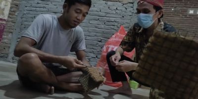 Kreatif, Pemuda di Desa Tambakrejo Sulap Serabut Kelapa Jadi Pot Bunga bernilai Ekonomi